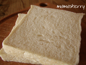 体に優しい手作りのお菓子とパン：シンプルなキメの細かい食パン
